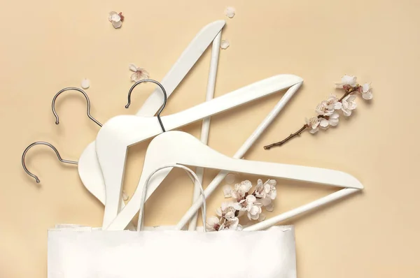 Creatief Voorjaarsverkoopconcept Witte Houten Hangers Met Lentebloemen Witte Papieren Zak — Stockfoto