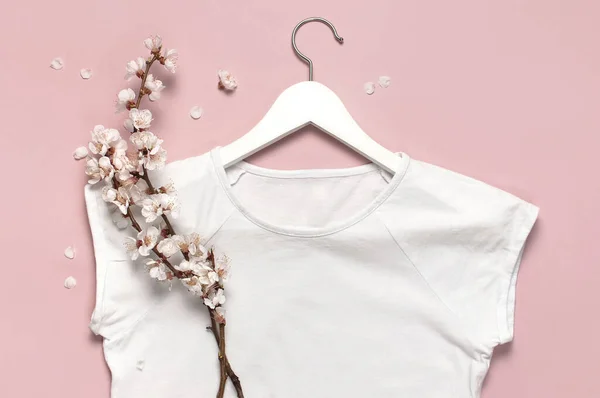 Ανοιξιάτικη Πώληση Λευκό Λευκό Λευκό Λευκό Γυναικείο Shirt Άνοιξη Κλαδιά — Φωτογραφία Αρχείου