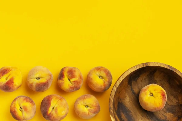 완두콩 노란색 의나무 그릇에 복숭아를 넣는다 있습니다 유기농 채식주의자 음식이죠 — 스톡 사진