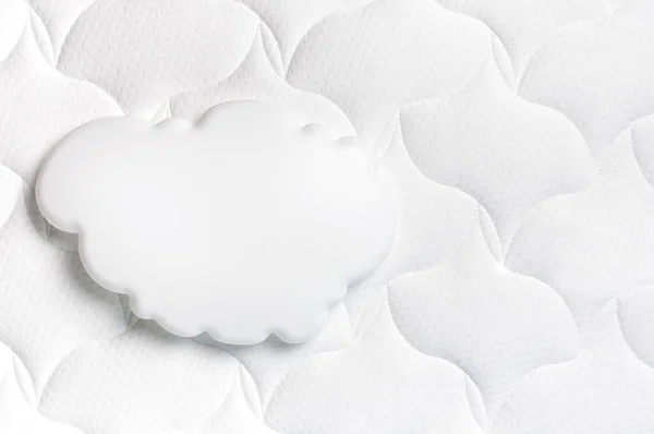 白色的云彩在舒适的床垫质感背景上俯瞰 床上用品背景的白色质感 健康的睡眠概念 舒适的床 解剖床垫 — 图库照片