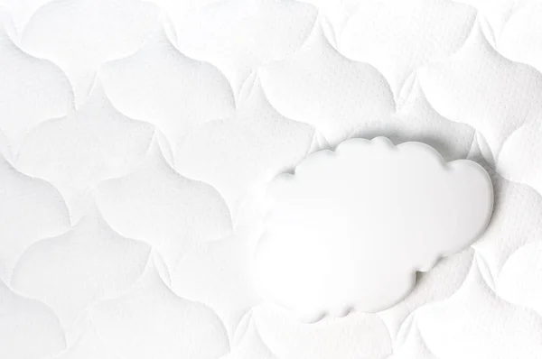白色的云彩在舒适的床垫质感背景上俯瞰 床上用品背景的白色质感 健康的睡眠概念 舒适的床 解剖床垫 — 图库照片