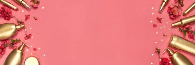 Kozmetik Marka Konsepti. Kozmetik ürünleri, bahar pembe çiçekleri, pembe arka planda altın yıldız konfetileri. Kozmetik, altın şişelerini taklit ediyor. Düz görünüm kopyalama alanı yatıyordu. Kozmetik ürünler, güzellik geçmişi.