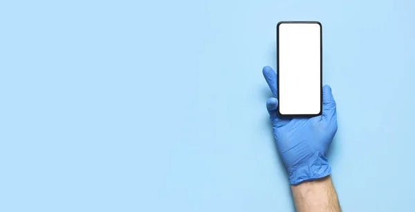 Чоловічі Руки Синіх Медичних Рукавичках Тримають Смартфон Білим Порожнім Екраном — стокове фото