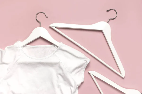 Λευκό Λευκό Λευκό Γυναικείο Shirt Και Λευκές Ξύλινες Κρεμάστρες Ροζ — Φωτογραφία Αρχείου