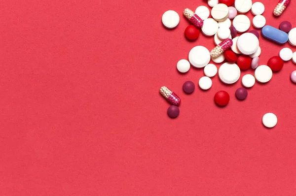 Tabletki Kapsułki Witaminy Różowym Tle Płaski Leżał Górny Widok Miejsca — Zdjęcie stockowe