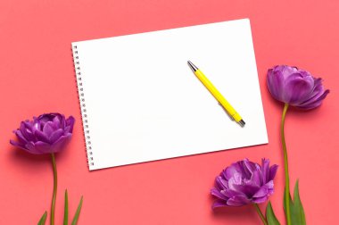 Bahar çiçekleri düzleşmişti. Sarı leylak rengi şakayık laleler beyaz albüm defteri pembe arka planda kalem yazıyor. Anneler günü, bayram, doğum günü düğünü ya da mutlu olay için laleli hoş bir tebrik kartı..