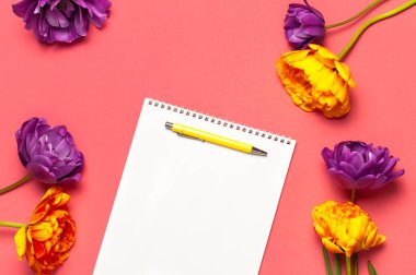 Bahar çiçekleri düzleşmişti. Sarı leylak rengi şakayık laleler beyaz albüm defteri pembe arka planda kalem yazıyor. Anneler günü, bayram, doğum günü düğünü ya da mutlu olay için laleli hoş bir tebrik kartı..