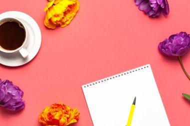 Düz, bahar çiçekleri, sarı leylak laleler, kahve fincanı, beyaz, boş albüm defterleri, pembe arka plana kalem yazıyorlar. Anneler Günü için güzel bir tebrik kartı. Kadın çalışma masası, şablon.