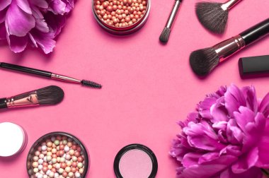 Profesyonel makyaj fırçaları, pudra, göz farı, allık, pembe arka planda ruj kremi. Güzellik ürünleri kadın aksesuarları. Farklı fırçalar. Makyaj seti.