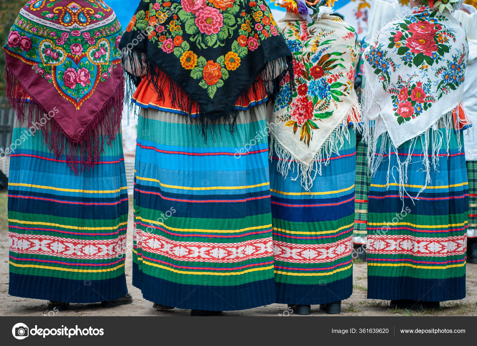 Frauen Weissrussischen Trachten Bestickte Kleider Und Bemalte Schals Traditionelles Herbsterntedankfest Stockfotografie Lizenzfreie Fotos C Likman Depositphotos