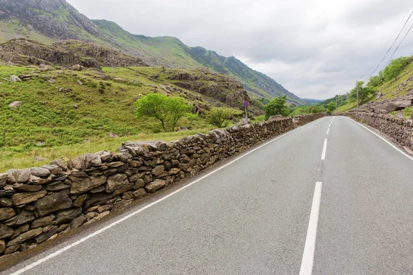 Uma estrada através de montanhas Snowdonia - País de Gales Reino Unido — Fotografia de Stock