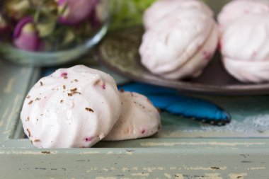 Lokum ahşap tepsi üzerinde iki yarısı