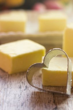 demir kalp sarı hatmi arka plan üzerinde