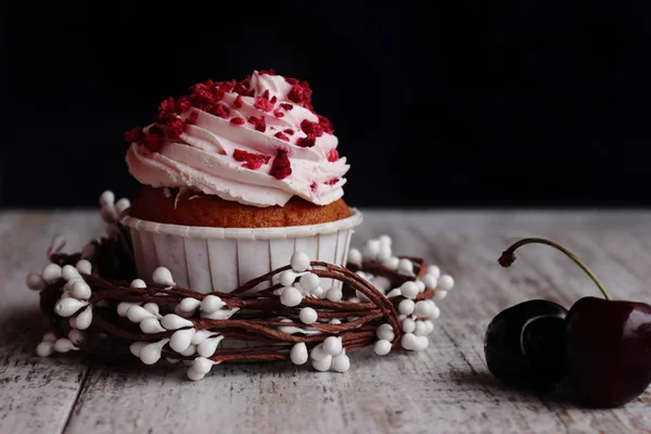 Cupcakes de frambuesa sobre fondo oscuro —  Fotos de Stock
