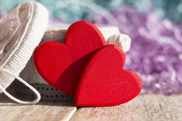 El yapımı bir beyaz arka plan kutu kırmızı Kalpler