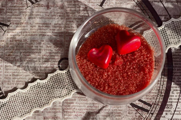 Kırmızı kalp şeklinde şeker şeker cam kavanozda — Stok fotoğraf