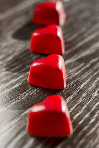 Kırmızı kalp şeklinde şeker masada üst üste konmuş — Stok fotoğraf