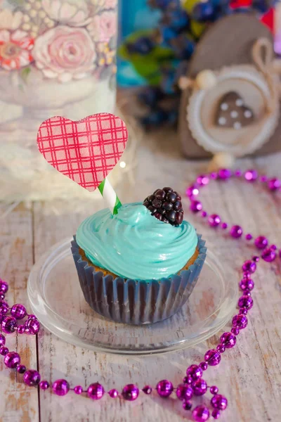 Sevgililer günü için nane krem ile vanilya cupcakes — Stok fotoğraf