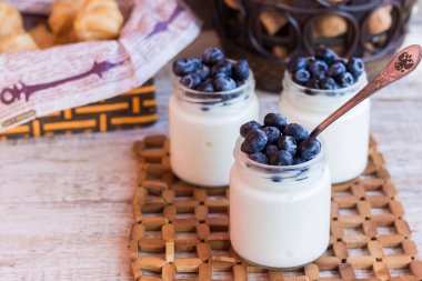 Yoğurt cam kavanozda çilek ile