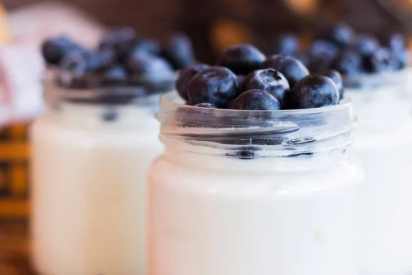 Yogurt con bacche in un barattolo di vetro — Foto Stock