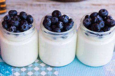 Çilek ile üç kavanoz ev yapımı yoğurt