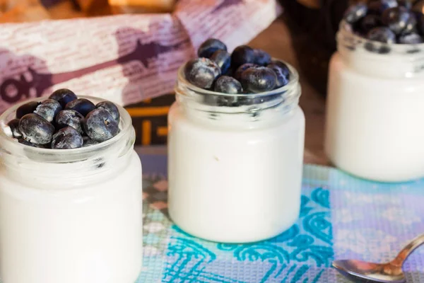 Yogurt con bacche in barattoli di vetro . — Foto Stock