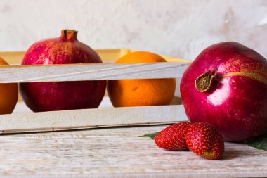 Nar ve çilek meyve arka plan üzerinde