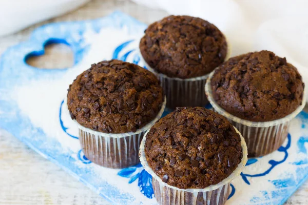 Muffins de chocolate com chips de chocolate — Fotografia de Stock