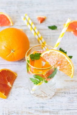 Portakallı gazoz otlar ile