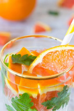 Turuncu içecek otlar ile