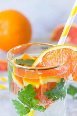 Otlar ile turuncu limonata