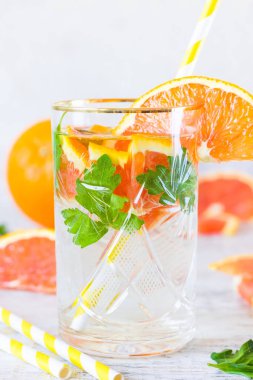 Saydam bir cam otlar ile turuncu limonata