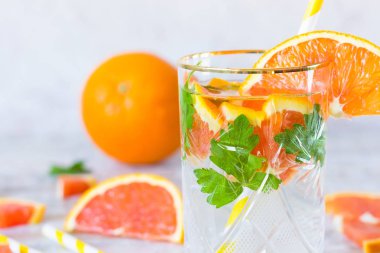 Saydam bir cam portakal limonata