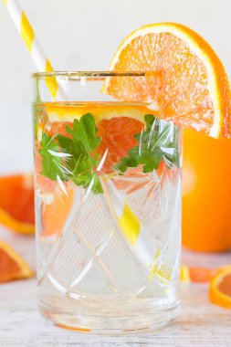 Otlar ile turuncu ev yapımı limonata