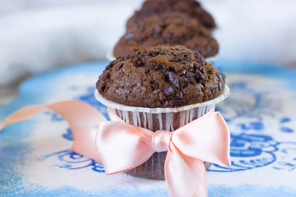 Muffin de chocolate com um arco — Fotografia de Stock