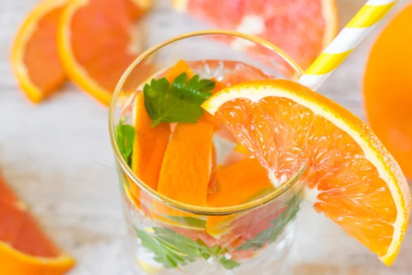 Otlar ile ev portakal limonata