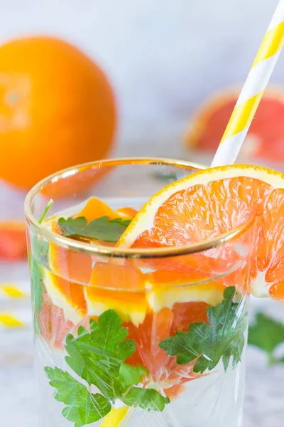 Otlar ile turuncu limonata