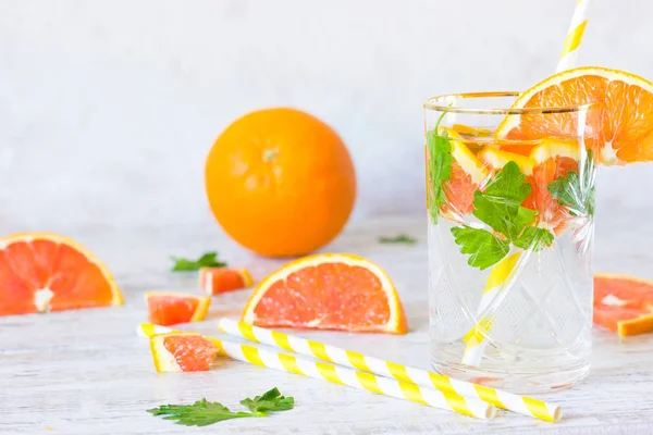 Portakal şeffaf bir bardak limonata