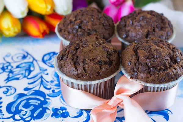 Muffins de chocolate de regaloMuffins de chocolate atados con cinta — Foto de Stock
