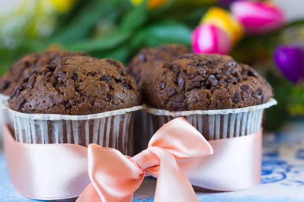 Muffins de chocolate atados con cinta — Foto de Stock