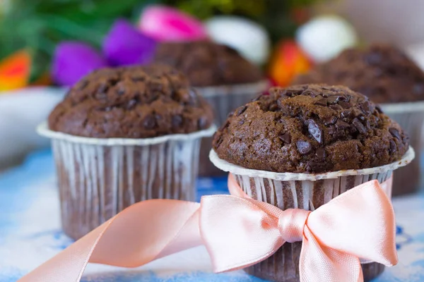 Bolinho de chocolate com laço rosa — Fotografia de Stock