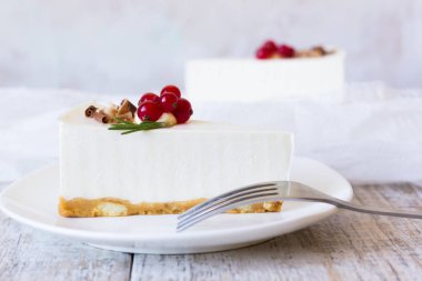 Bir çatal ile vanilyalı cheesecake
