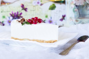 Beyaz bir koşucu üzerinde vanilyalı cheesecake