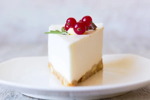 Egy fehér tányérra vanília sajttorta — Stock Fotó