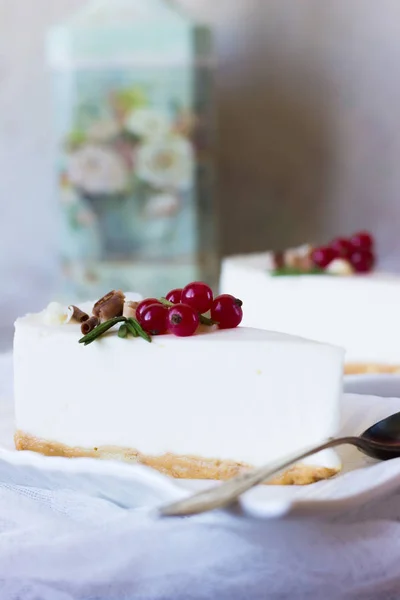 Vanille-Käsekuchen mit einem Löffel auf einem Teller — Stockfoto