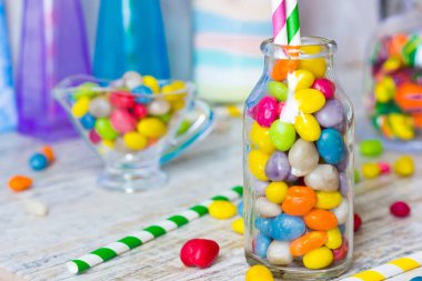 Bir çocuk tatilde çeşitli tatlılar