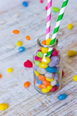 Şekerle dolu bir şişe