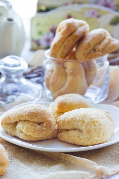 Süzme peynirli bisküvi ile şeker bir plaka üzerinde