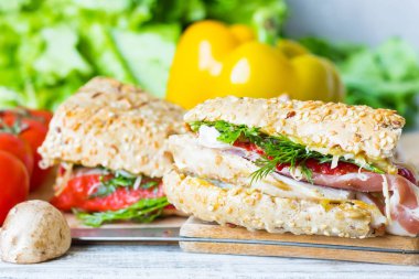 Tavuk ve domuz pastırması ile iki tam tahıllı sandviç