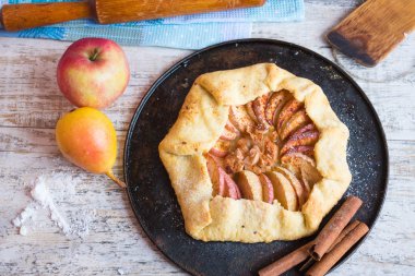 Elma, armut ve tarçın ile galeta